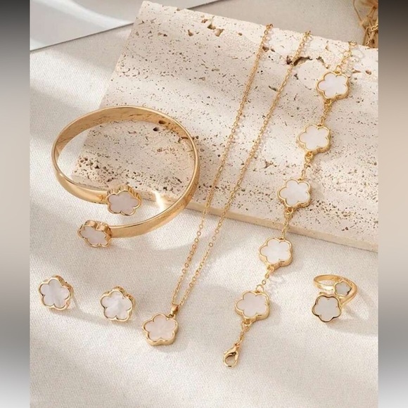 Elegant Gold and White Flower Jewelry Set - Picture 3 of 5